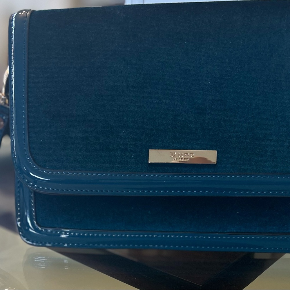This beautiful turquoise blue clutch will definitely an attention grabber.